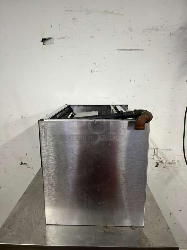 JADE RANGE JCM-24SS 24" gas cheesemelter with wall mount. Features infrared burners, 20000 BTU. Visible wear on stainless body.