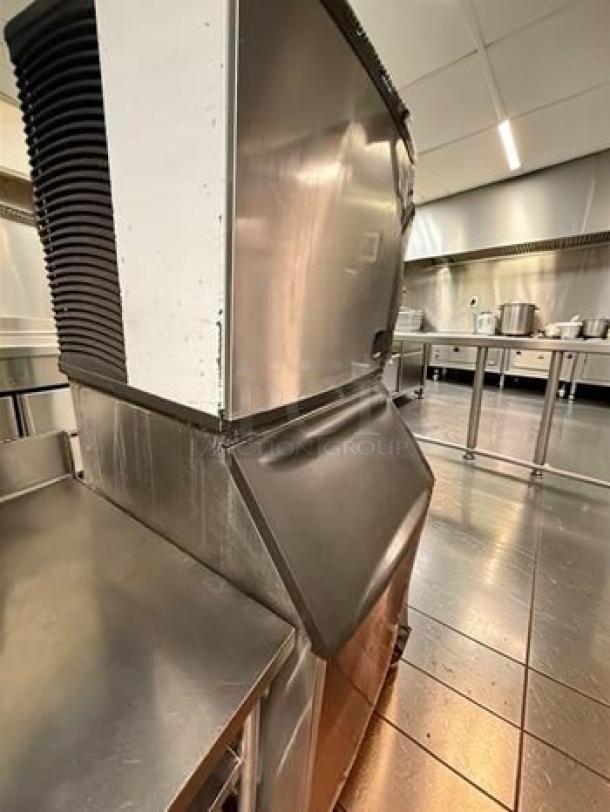 Manitowoc Commercial Ice Maker with Bin, stainless steel, prime condition, high-volume, fully tested, model MAN-L-ICE-0780.