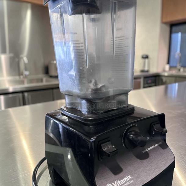 Vitamix VM0100A Drink Machine Advance Blender, Tritan container, variable speed, heavy-duty, exceptional condition.