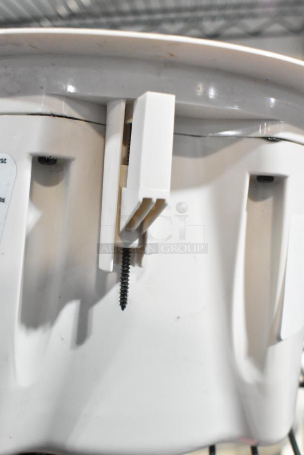 Bose FreeSpace DS 16F Loudspeaker, white, robust construction, visible mounting hardware, integrated label.