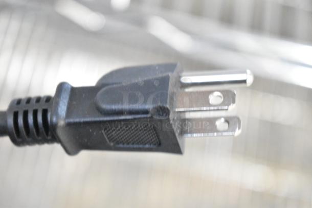 Avantco Commercial 2 Head Lamp in new condition, 115 volts, 1 phase, featuring a durable build for professional use.