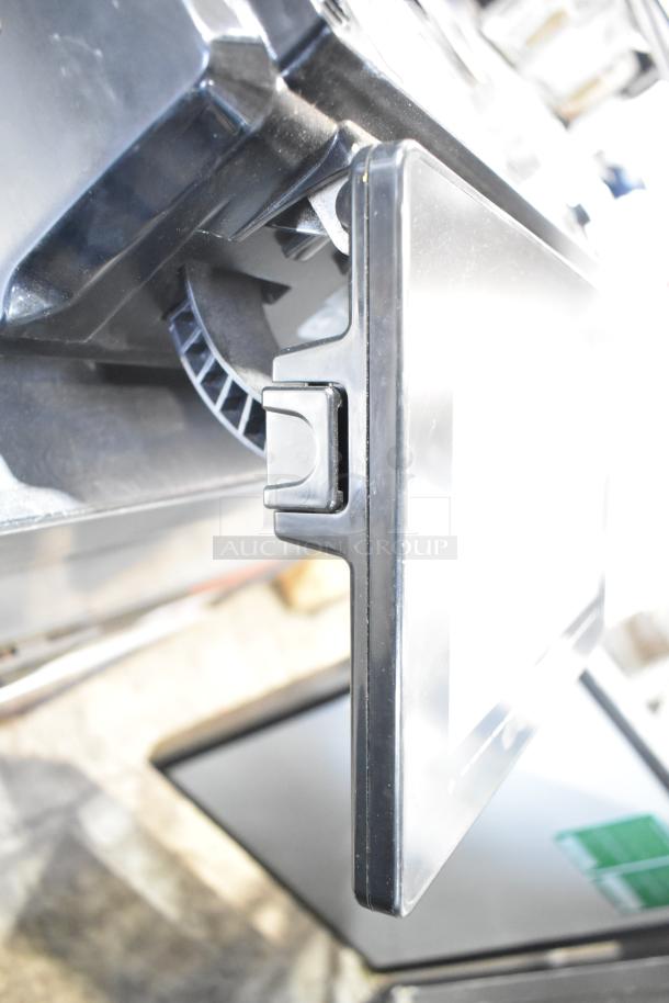 2025 Hobart HTi-7LH4W commercial countertop scale, tested and working. Features digital display, sturdy design.