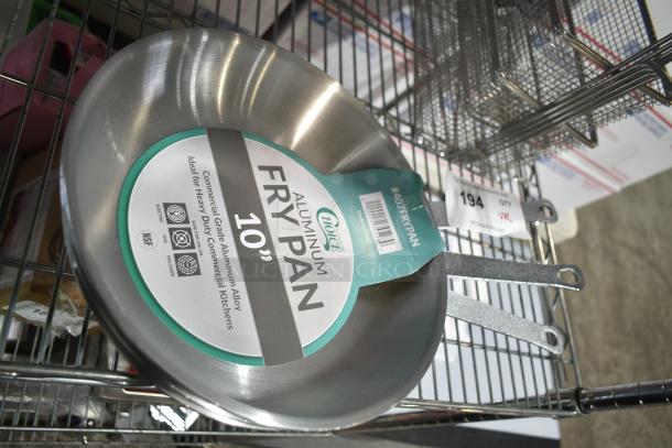 10" Choice Aluminum Fry Pan, tagged, new condition. Includes 2 fry baskets. Ideal for commercial kitchen use.