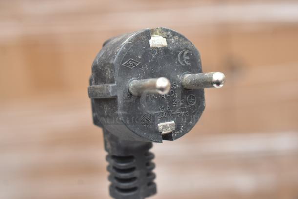 European plug of Isikgaz 2030-12 Countertop Panini Press, 220-230V, 1 Phase, with 16A, 250V markings.