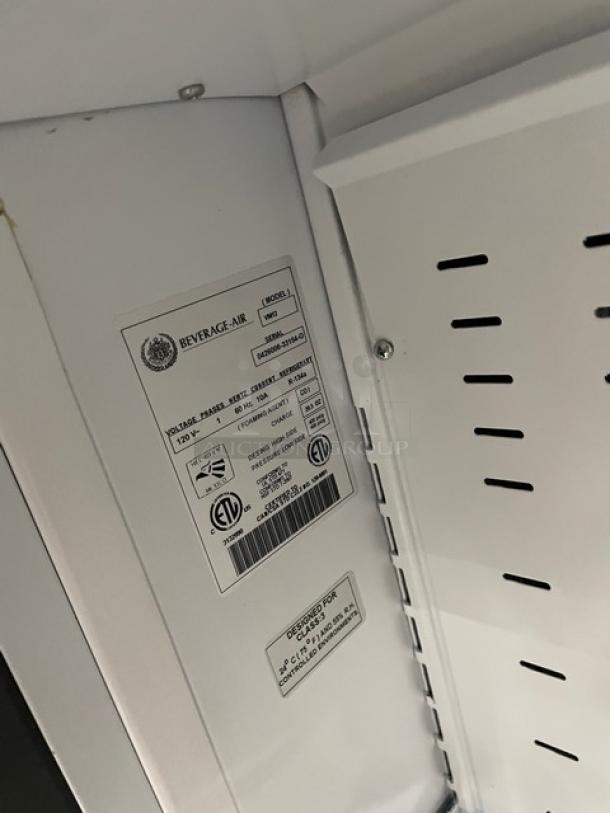 Beverage Air VM12 commercial open merchandiser display case. White, multi-tier, adjustable shelving, 120V, SN: 0426006-33154-0.
