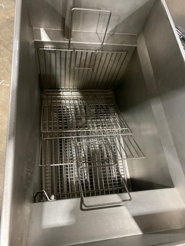 Pitco SRTE stainless steel pasta cooker, 16.5 gal capacity, with backsplash, digital control, on legs, excellent condition.