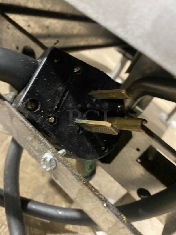 Close-up of Pitco SRTE pasta cooker plug, showing a three-prong configuration.