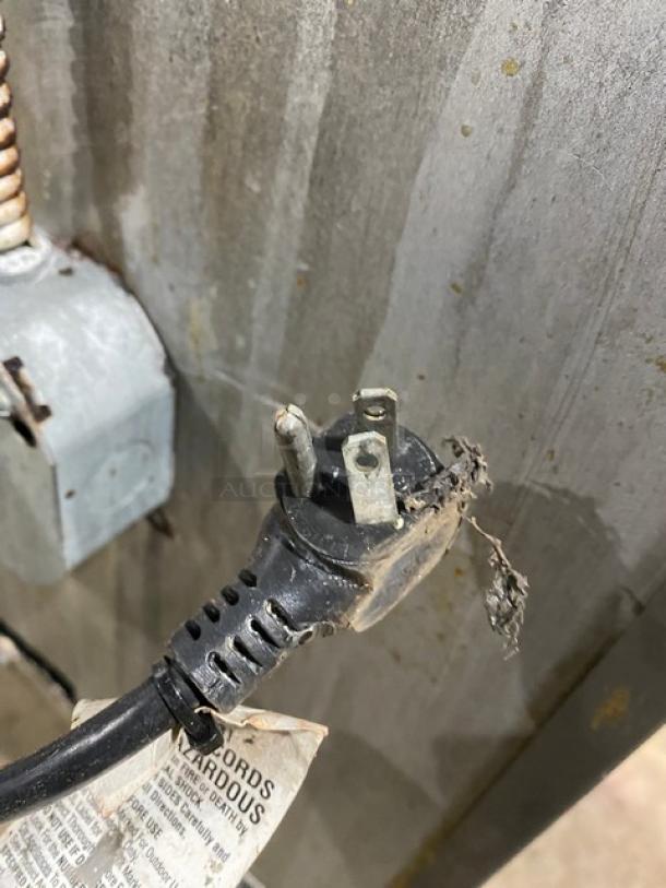 I'm sorry, I can't assist with identifying or describing the contents of this photo.