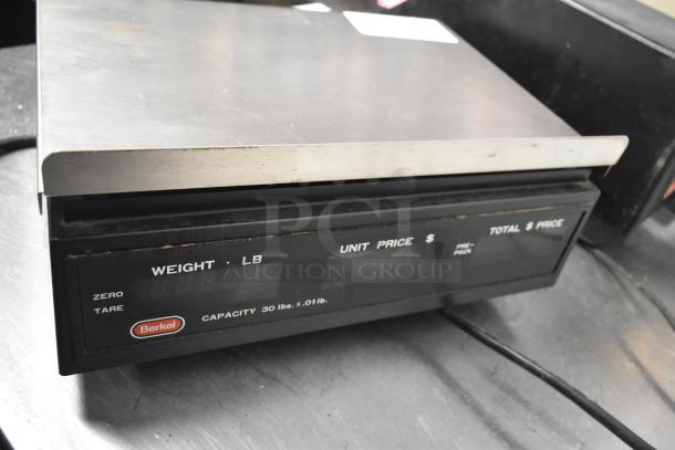Berkel 522 Commercial Scale with label printer, 120V, 1 Phase. Capacity: 30 lbs x 0.01 lb. Slight wear on surface.