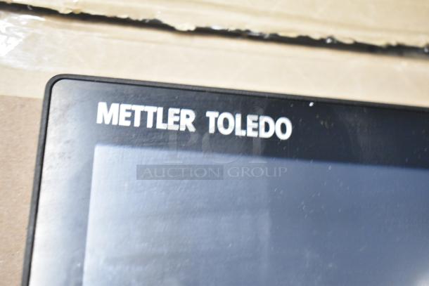 Mettler Toledo FreshWay scale display, black frame, brand name visible, compatible with 100-240V, 1 Phase.