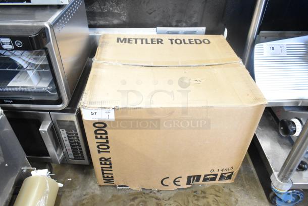 Mettler Toledo AM-5545 scale in box. Commercial countertop model, 100-240V, 1 phase. Tested, working. Box shows wear.