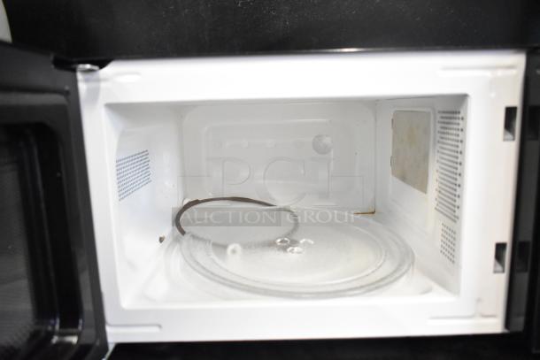 Proctor Silex PS-P70T20AL-V1B microwave, interior view with glass plate, showing slight wear. 120V, 1 phase.