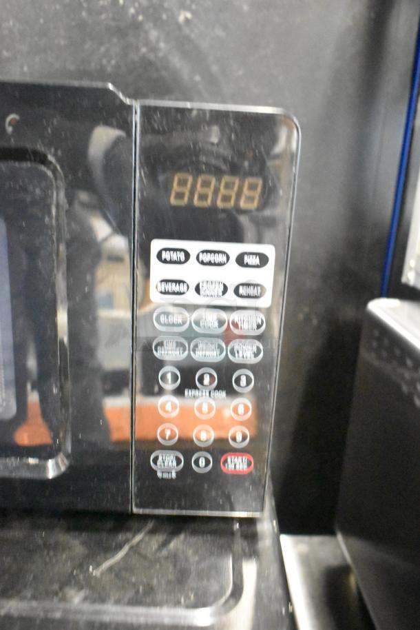 Proctor Silex PS-P70T20AL-V1B countertop microwave, digital display, multiple presets, includes plate, 120V, 1 phase.