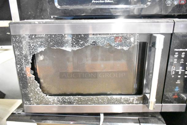 2024 Hamilton Beach HB61B100027880 countertop microwave with broken front glass. 120 volts, 1 phase, includes plate.