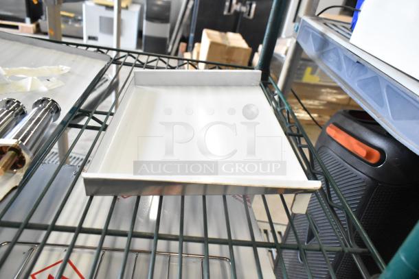 Brand new Avantco 184T140 conveyor toaster tray. Scratch and dent condition, for 10" wide model. 300 slices/hr.