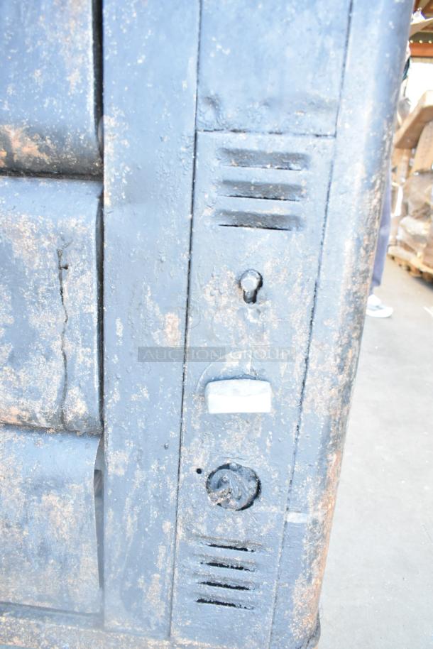 Blodgett 981 commercial 2-deck pizza oven, natural gas powered, 50,000 BTU, exterior shows wear, ideal for high-volume pizza baking.