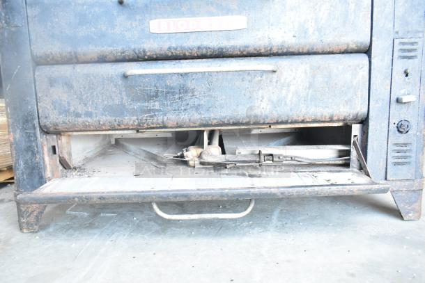 Blodgett 981 commercial natural gas pizza oven with dual decks, 50,000 BTU, visible wear. Suitable for high-capacity use.