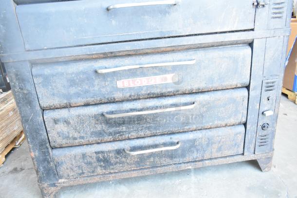 Blodgett 981 commercial pizza oven, 2 decks, natural gas-powered, 50,000 BTU. Visible wear, Blodgett branding on front.