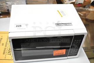 New Vissani EM720C2KHWCL 0.7 cu. ft. 700W microwave, scratch and dent condition, 115V, 1 Phase, auction label visible.