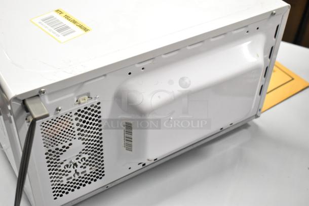 BRAND NEW Vissani EM720C2KHWCL 0.7 cu. ft. 700W microwave, scratch and dent condition. 115V, 1 phase. RTV yellow tag visible.