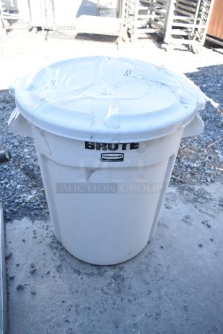 BRAND NEW SCRATCH AND DENT! Rubbermaid Brute White Poly Trash Can w/ Lid and Dolly.
