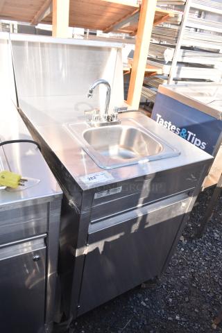 QualServ WMSC24MS Commercial Portable Sink on Commercial Casters.