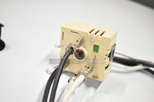 BRAND NEW SCRATCH AND DENT! Hatco R02.19.018.00 Infinite Switch Kit 120v, beige casing, visible wiring, and connector ports.