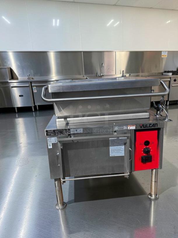 Outstanding condition Vulcan VG30-NAT 30-gallon gas tilt skillet, 90,000 BTU, natural gas, fully tested, stainless steel.