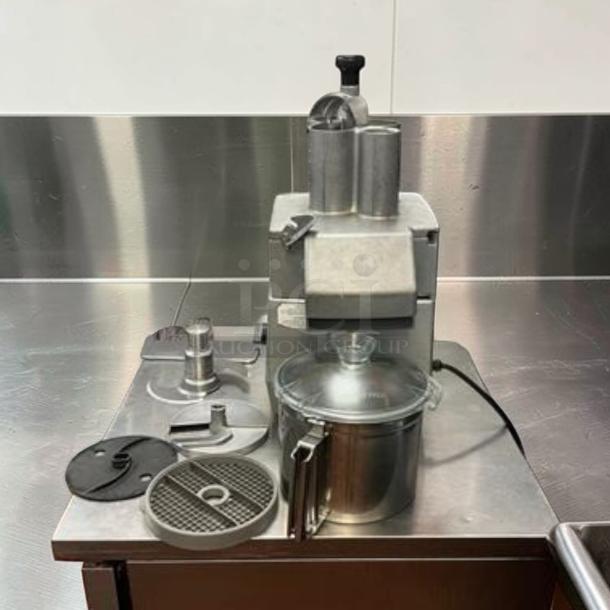 Robot Coupe R702VV food processor in elite condition, 7.5L capacity, includes slicing and grating discs, fully tested.