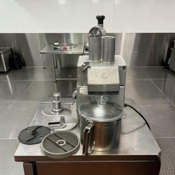 Robot Coupe R702VV 7.5L commercial food processor, elite condition, includes slicing and grating discs. Fully tested.