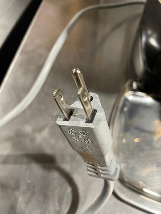 Mazzer Luigi Super Jolly espresso grinder plug showing 115V connection in good condition. Model and serial details not visible.