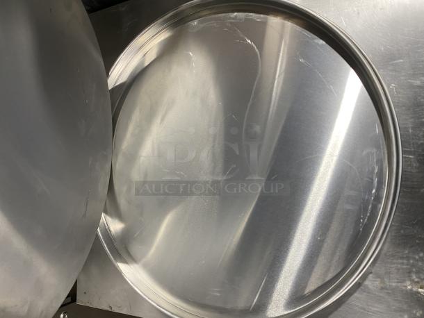 Commercial aluminum round pizza pan, polished surface, 4-piece set, ideal for baking. Suitable for industrial kitchens.