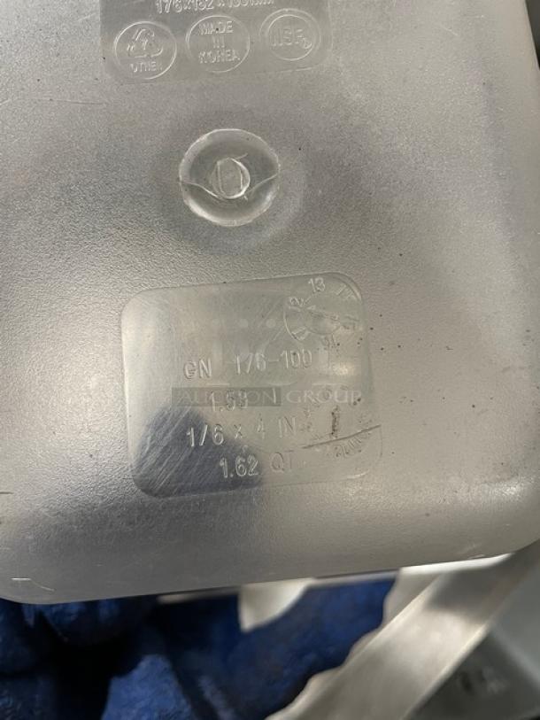 Characin 1.62 Qt clear polycarbonate food storage container, commercial-grade, marked with capacity and measurement details.