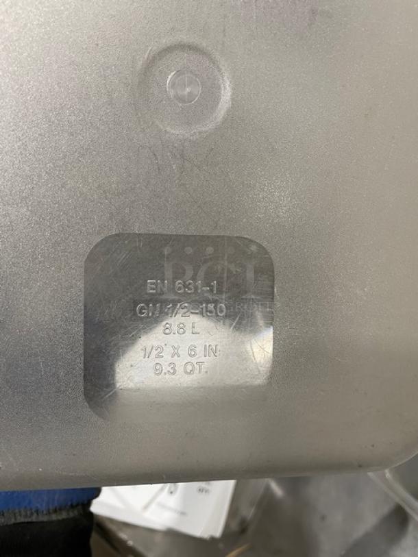 Cambro clear polycarbonate 9.3 qt food storage container, commercial grade. Markings show dimensions and volume.