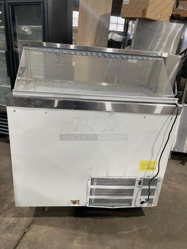 White Master-Bilt commercial ice cream dipping cabinet with sneeze guard, 115V. Features cooling vents and a prominent label.