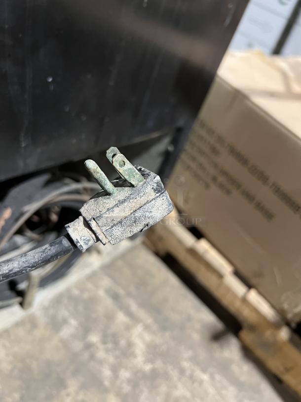 Beverage Air MT27 reach-in merchandiser refrigerator, single glass door, poly-coated wire rack, visible wear, 115V, 1 phase.