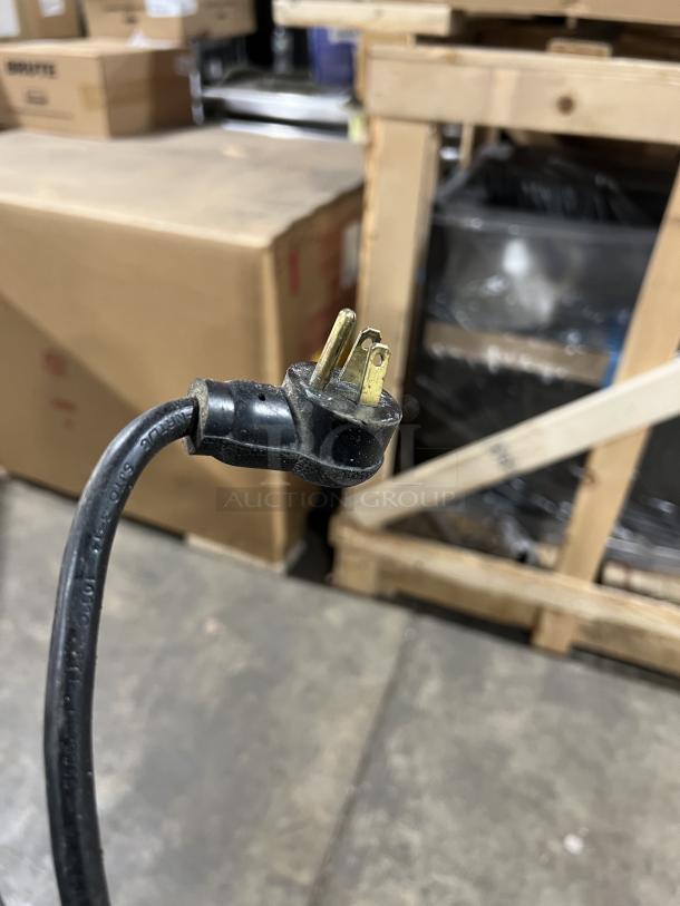 Power plug of Continental Commercial Stainless Steel Series Refrigerated Sandwich Prep Table, Model SW6016 SN. Plug has three prongs, suited for 115V.