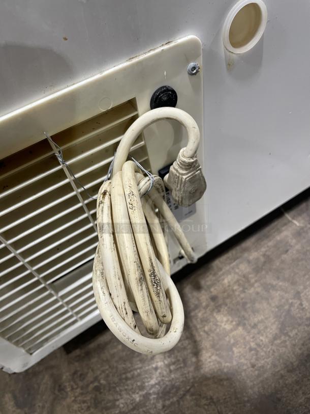 Caravell ice cream merchandiser freezer, model 206-995, with sliding glass lid. Some wear on cord. 120V.