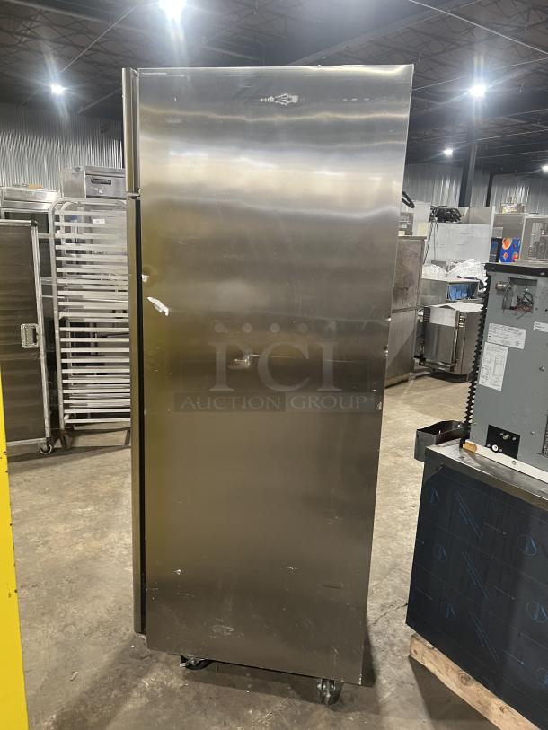 Everest ESR1 commercial stainless steel single door reach-in refrigerator on casters, with poly-coated wired rack, 115V 1 Phase.