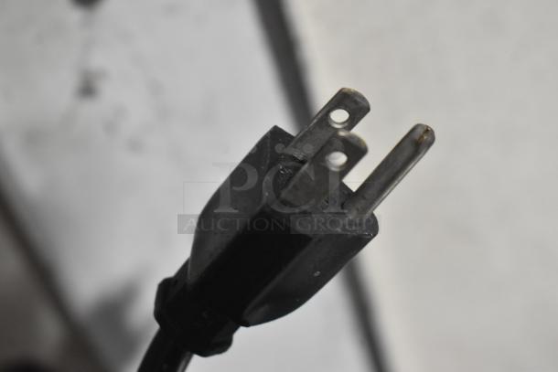 Three-prong plug for Ruby 2000 Commercial Juice Extractor, 115 Volts, 1 Phase, showing standard US electrical connection.