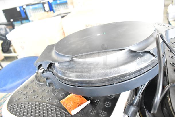 Hurtle HURVBTR36 vibration plate and Chefman RJ58-EM-MIDNIGHT-AM-E pizza maker, visible damage on both.