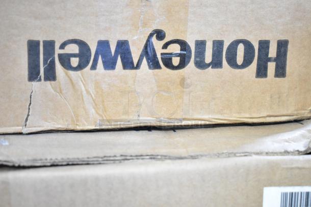 Cardboard box labeled "Honeywell" for Honeywell HDS18SS dishwasher, noted as scratch and dent, UL/Energy Star rated.