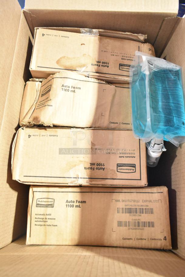 Two-tier carton containing Rubbermaid Auto Foam 1100 ml packs and a blue liquid pouch, marked for commercial refill.