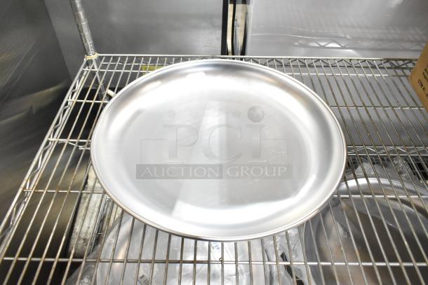 Avantco 178SS1RHC aluminum seafood tray, 15.75" diameter, new condition, on wire rack, ideal for catering.