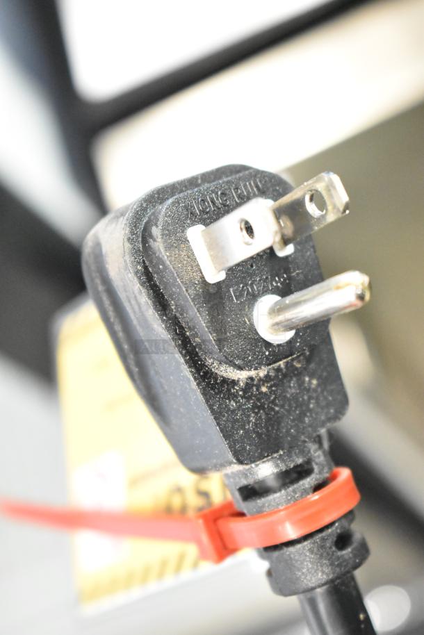 2019 Habco SE18 cooler power plug detail, 115V, single-phase, with dust indicating light use.