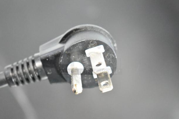 Danby DIM32D1BSSPR ice maker plug with 115V, 1-phase power connection. Suitable for undercounter installation.