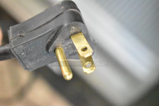 2019 Habco SE18 commercial cooler power plug, 115 volts, compatible with single-phase outlets.