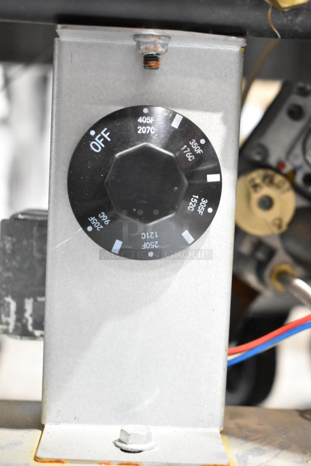 Cook Rite ATFS-40 fryer control knob, showing temperatures from 250°F to 405°F. Gas-powered, commercial model.