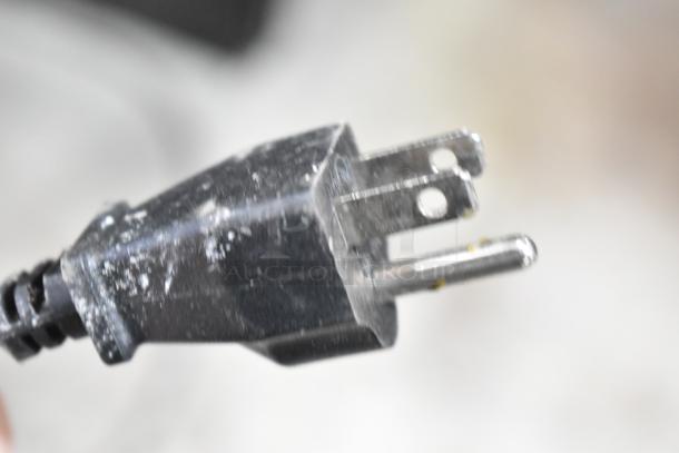 Cooper Lighting 4SHP5040RL light plug. Slight wear visible. 120V, 1 phase.