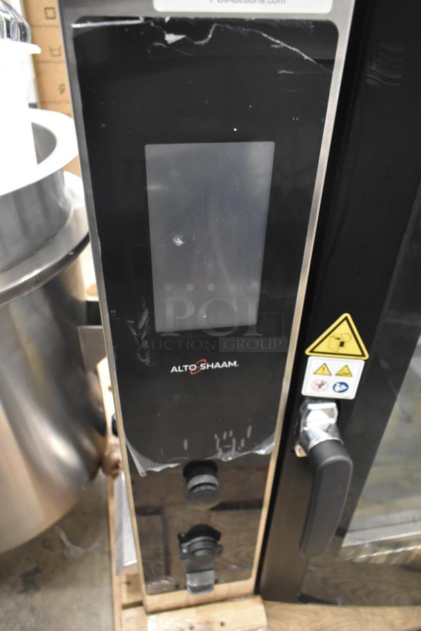 Brand new Alto Shaam AR-7T rotisserie oven, 2022 model, with slight scratches. Electric, 380-415V, single phase.